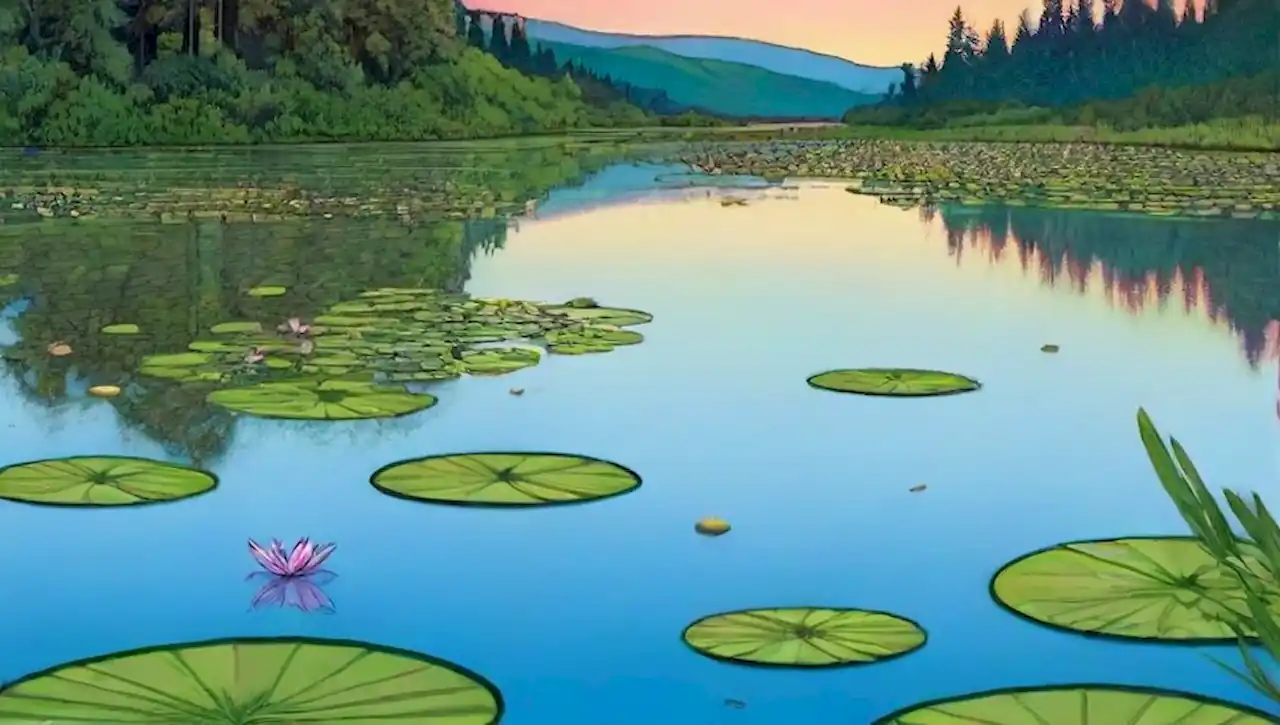 Un lago sereno rodeado de vegetación, con lirios, reflejos de árboles y montañas al atardecer.